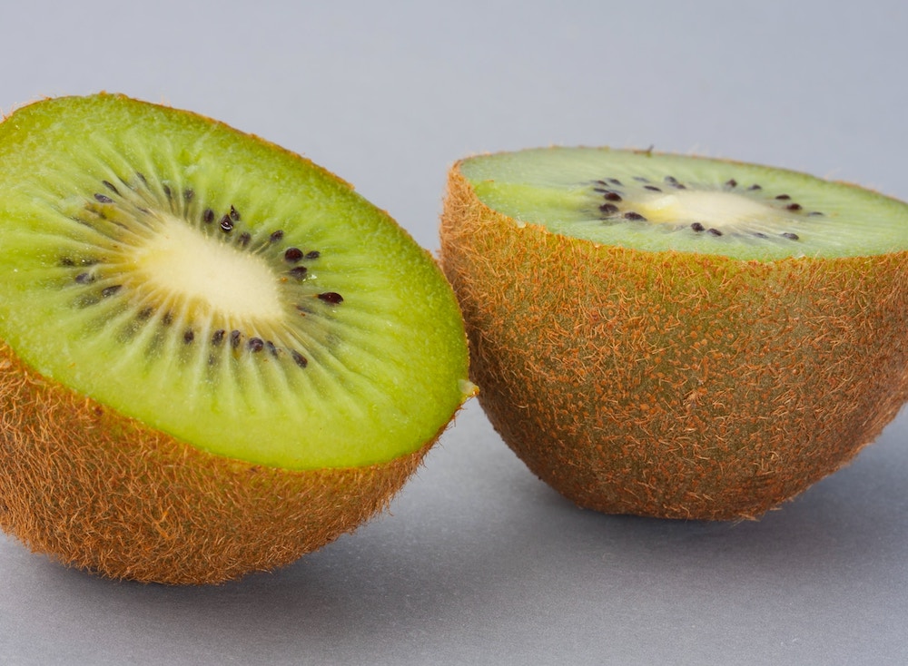 Kiwi in gravidanza: benefici, precauzioni e consigli utili